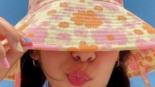 ¿Cómo afecta el sol, el cloro y la sal a mi cabello?