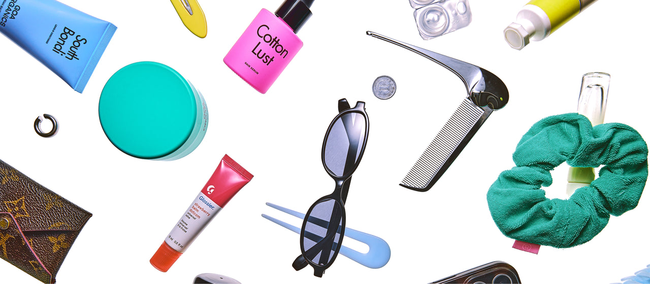 Bodegon con productos minis de Goa Organics y accesorios de cabello o rostro