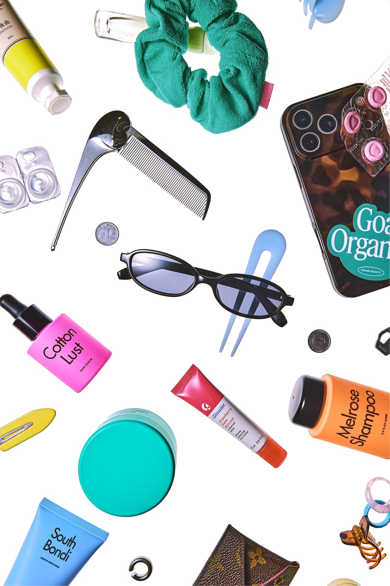 Bodegon con productos minis de Goa Organics y accesorios de cabello o rostro